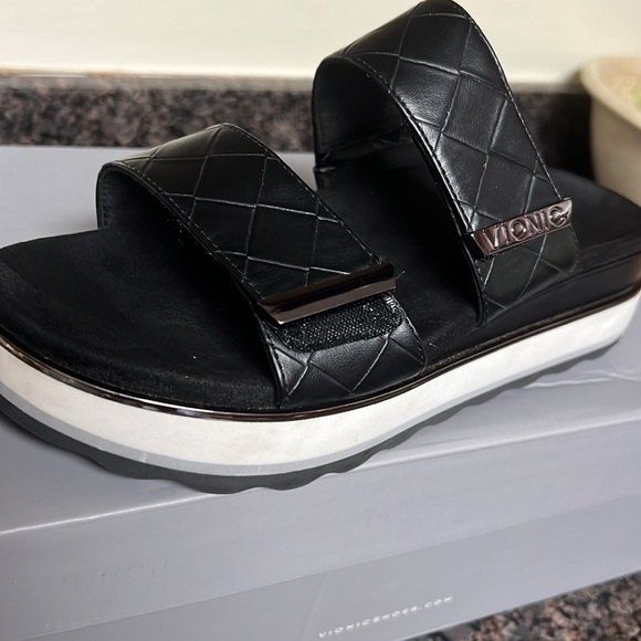 ☀️☀️HOST PICK☀️☀️Vionic Black Sandals with Chunky Sole☀️☀️☀️☀️☀️ - Picture 4 of 13